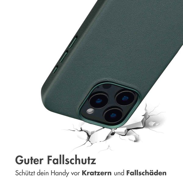 Accezz MagSafe Leather Backcover für das iPhone 16 Pro - Cedar Green