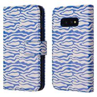 imoshion ﻿Design Klapphülle für das Samsung Galaxy S10e - White Blue Stripes