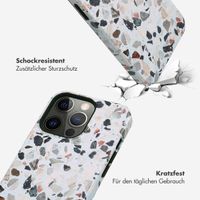 Selencia Vivid Tough Back Cover für das iPhone 13 Pro - Chic Terazzo