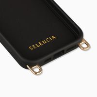 Selencia Rivièra MagSafe Backcover mit abnehmbaren Haken für das Apple iPhone 15 Pro - Velvet Black + Sleek Chain (130 cm) - Gold