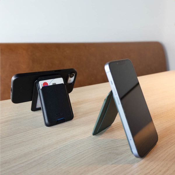 Accezz Leder-Wallet mit Standfunktion - Geeignet für MagSafe und Qi2 - Onyx Black