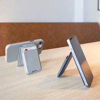 Accezz Leder-Wallet mit Standfunktion - Geeignet für MagSafe und Qi2 - Light Grey