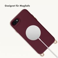 Selencia Rivièra Backcover mit MagSafe mit abnehmbaren Haken Apple iPhone SE (2022 / 2020) / 8 / 7 / 6(s) - Bold Burgundy