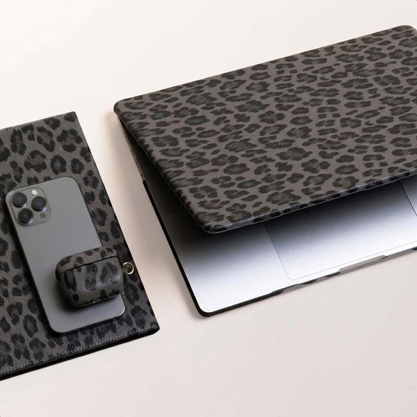Selencia Sabi Laptop Cover Leopardenmuster Apple MacBook Pro 13 Zoll (2020 / 2022) - Midnight Black