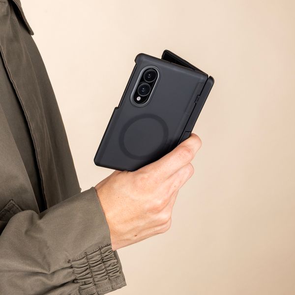 imoshion Color Guard mit MagSafe und Ständer Samsung Galaxy Z Fold 8 - Schwarz