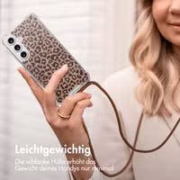 imoshion Design Hülle mit Band Samsung Galaxy S24 FE - Leopard Mood