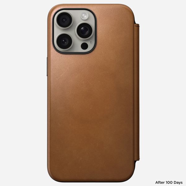 Nomad Modern Leather Folio Klapphülle für das iPhone 15 Pro Max - English Tan