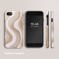 Selencia Vivid Tough Back Cover für das iPhone SE (2022 / 2020) / 8 / 7 - Desert Waves Beige