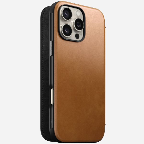 Nomad Modern Leather Folio Klapphülle für das iPhone 16 Pro Max - English Tan