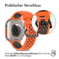 imoshion Silikonsportarmband Buckle für das Apple Watch Series 1 bis 10 / SE / Ultra (2) (44/45/46/49 mm) - Orange / Schwarz