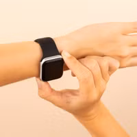 imoshion Silikonband⁺ für die Apple Watch Series 1 bis 9 / SE (38/40/41 mm) | Series 10 (42 mm) - Schwarz - Größe S/M