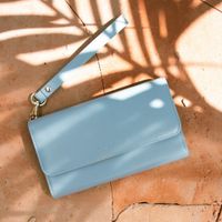 Selencia Clutch Klapphülle aus veganem Leder mit herausnehmbarem Case iPhone 11