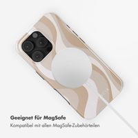 Selencia Vivid Tough Back Cover mit MagSafe für das iPhone 16 Pro - Desert Waves Beige