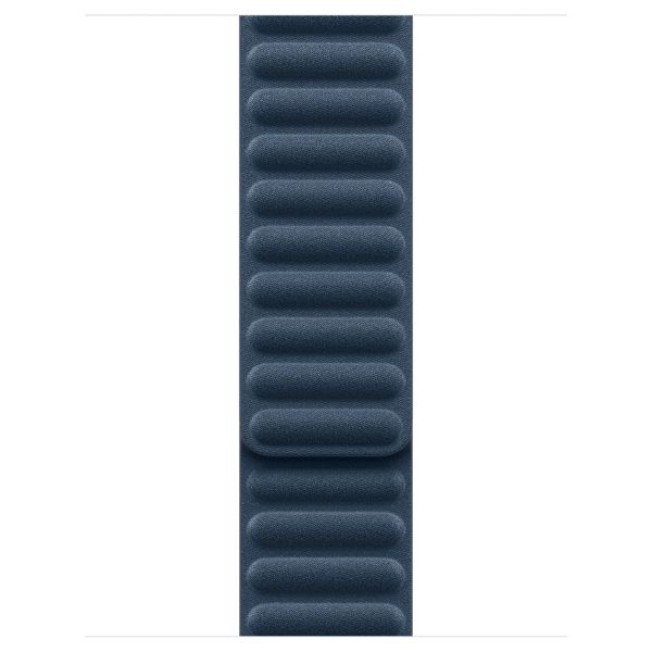 Apple Armband mit Magnetverschluss FineWoven für die Apple Watch Series 1-9 / SE - 38/40/41 mm / Series 10 - 42 mm - Größe M/L - Pacific Blue