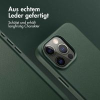 Accezz MagSafe Leather Backcover für das iPhone 15 Pro Max - Cedar Green