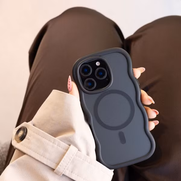 Selencia Wavy Backcover mit MagSafe Samsung Galaxy Z Flip 6 / Flip 7 FE - Schwarz