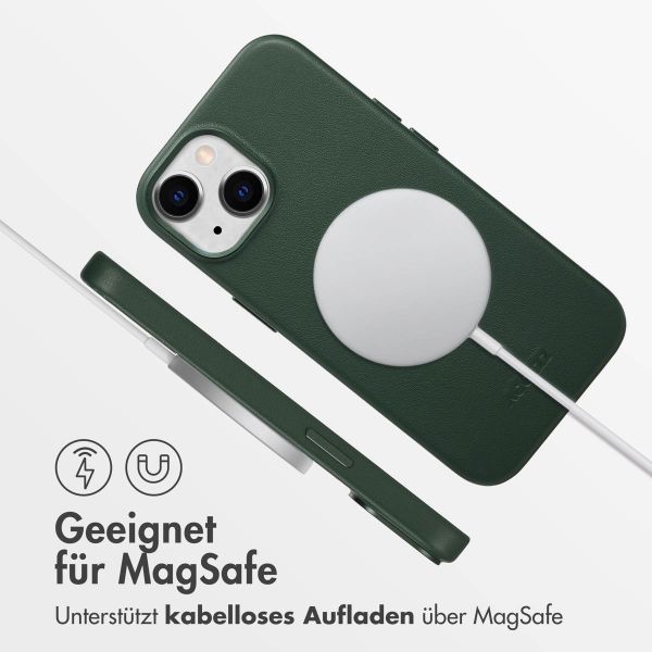 Accezz MagSafe Leather Backcover für das iPhone 15 - Cedar Green