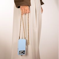Selencia Rivièra MagSafe Backcover mit abnehmbaren Haken für das Apple iPhone 14 / 13 - Powder Blue + Bold Chain (130 cm) - Gold
