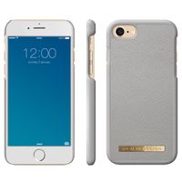 iDeal of Sweden Saffiano Backcover Hellgrau iPhone SE (2022 / 2020) / 8 / 7 / 6(s)