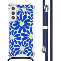 imoshion Design Hülle mit Band für das Samsung Galaxy S21 FE - Cobalt Blue Flowers Connect