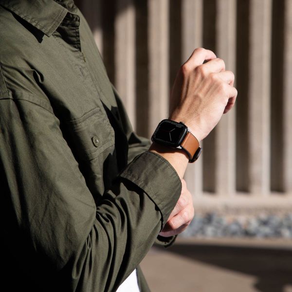 Uniq Straden Wasserdichtes Lederarmband für das  Apple Watch Series 1 t/m 11 / SE / Ultra (44/45/46/49 mm) - Toffee