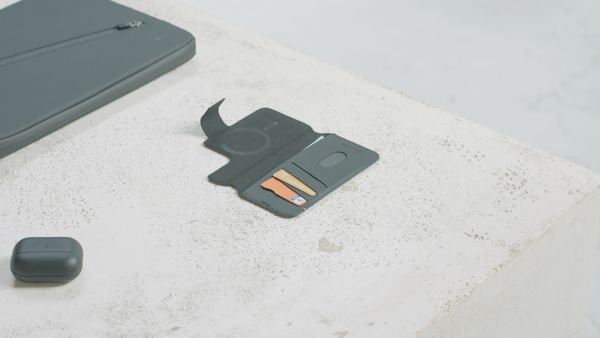 Decoded 2 in 1 Leather Klapphülle MagSafe Apple iPhone 16 Plus - Navy