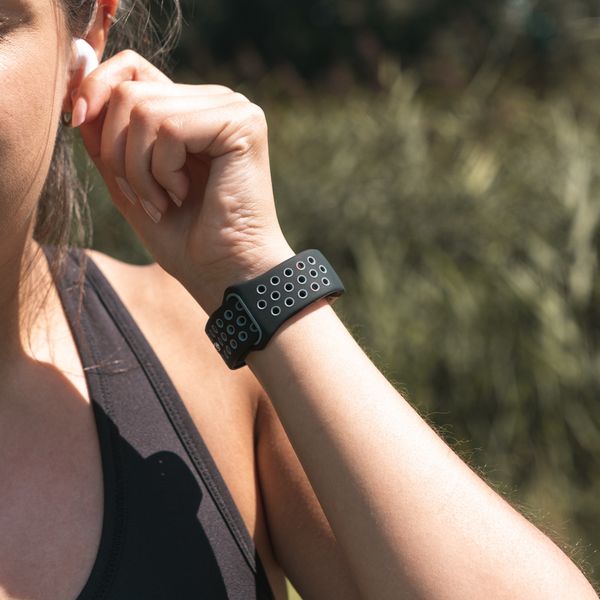 imoshion Silikonband Sport für die Fitbit Charge 3 / 4 - Schwarz / Grau