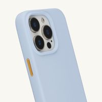 Selencia Rivièra MagSafe Backcover mit abnehmbaren Haken für das Apple iPhone 15 Pro - Powder Blue + Bold Chain (130 cm) - Gold