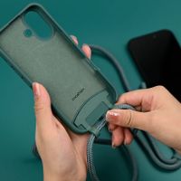 imoshion Color Backcover mit abtrennbarem Band MagSafe für das Apple iPhone 16 - Dark Green