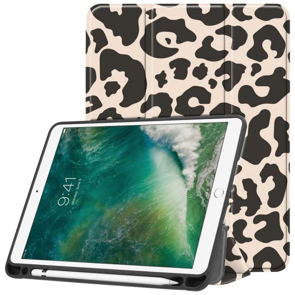 imoshion Trifold Klapphülle für das iPad 6 (2018) 9.7 Zoll / iPad 5 (2017) 9.7 Zoll / Air 2 (2014) / Air 1 (2013) - Leopard