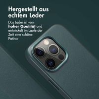 Accezz 2-in-1 Klapphülle aus Leder mit MagSafe Apple iPhone 15 Pro - Cedar Green