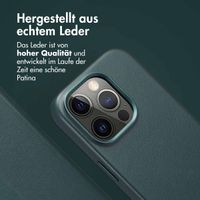 Accezz 2-in-1 Klapphülle aus Leder mit MagSafe für das iPhone 15 Pro - Cedar Green