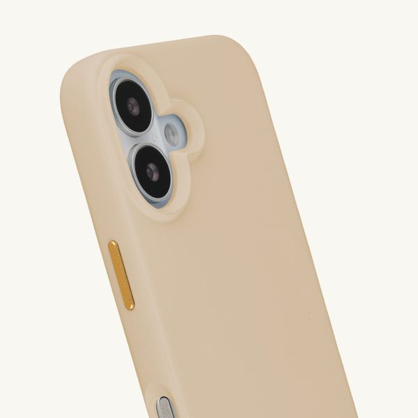 Selencia Rivièra MagSafe Backcover mit abnehmbaren Haken für das Apple iPhone 16 - Milky Latte + Lova Handykette - Mocha Brown