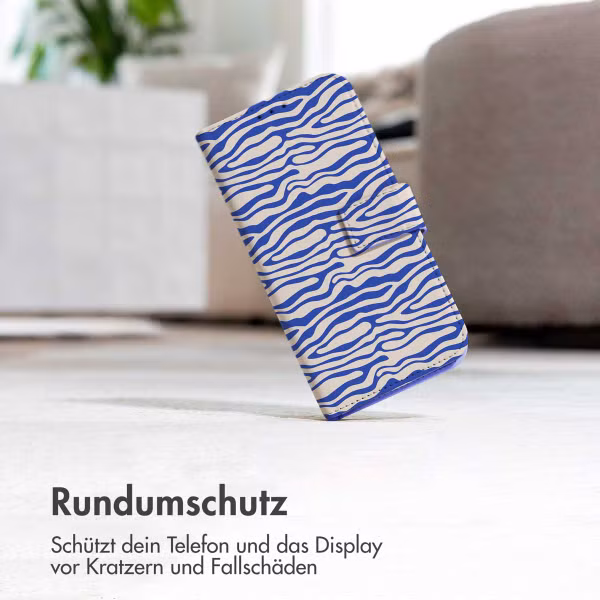 imoshion ﻿Design Klapphülle für das Samsung Galaxy S23 - White Blue Stripes