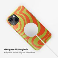 Selencia Vivid Tough Back Cover MagSafe für das iPhone 13 - Wavy Swirl Orange Fern