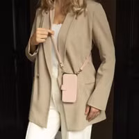 Selencia Riva Bookcase mit MagSafe und Handgelenkband Apple iPhone 16 - Old Pink