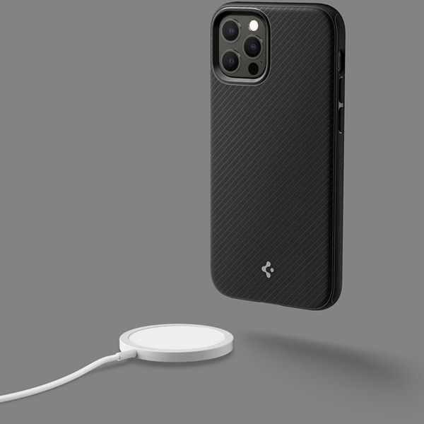 Spigen MagSafe Armor Hülle für das Apple iPhone 12 (Pro) - Schwarz