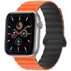 imoshion Magnetisches Silikonarmband für das  Apple Watch Series 1 t/m 9 / SE (38/40/41 mm) | Series 10 / 11 (42 mm) - Oranje & Zwart / Orange & Black