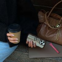 Holdit Wavy Case für das Apple iPhone 14 Pro Max - Chocolate / Mirror