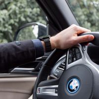 Selencia Edelstahl Magnetarmband für das Apple Watch Series 1 bis 9 / SE (38/40/41 mm) | Series 10 / 11 (42 mm) - Schwarz