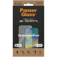PanzerGlass Ultra-Wide Fit Antibakterieller Displayschutz mit Applikator für das Apple iPhone 14 Pro