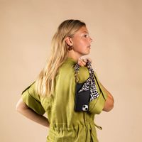 Selencia Back Cover mit Luxuriöser Handschlaufe Samsung Galaxy S22 - Schwarz