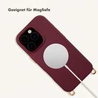 Selencia Rivièra MagSafe Backcover mit abnehmbaren Haken für das Apple iPhone 16 Pro Max - Bold Burgundy + Sorbet Pop Handykette - Pink