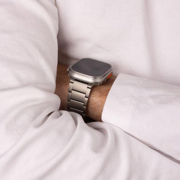 Accezz Mattes Titanstahlarmband für das  Apple Watch Series 1 t/m 11 / SE / Ultra (44/45/46/49 mm) - Titanium