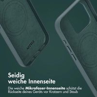 Accezz 2-in-1 Klapphülle aus Leder mit MagSafe für das iPhone 15 Pro - Cedar Green