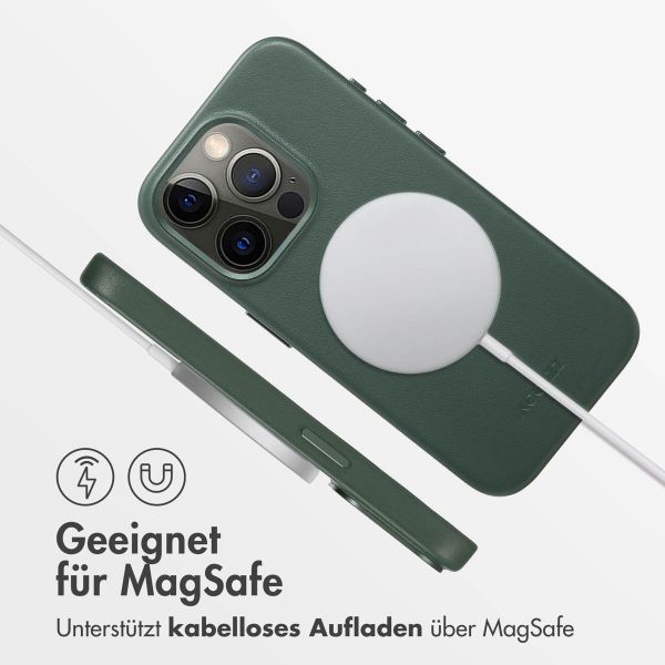 Accezz MagSafe Leather Backcover für das iPhone 15 Pro - Cedar Green