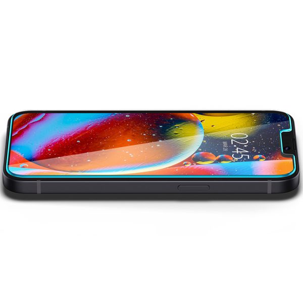 Spigen GLAStR Fit Displayschutzfolie 2er-Pack + Applicator Apple iPhone 13 / 13 Pro / 14 / 16e