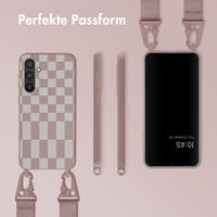 Selencia Silikonhülle design mit abnehmbarem Band für das Samsung Galaxy S23 FE - Irregular Check Check Sand Pink