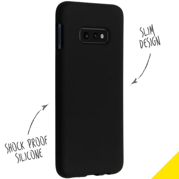 Accezz Liquid Silikoncase Schwarz für das Samsung Galaxy S10e