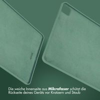 Accezz Liquid Silicone Back Cover mit Stifthalter für das iPad Pro 12.9 (2022) / Pro 12.9 (2021) / Pro 12.9 (2020) - Dunkelgrün